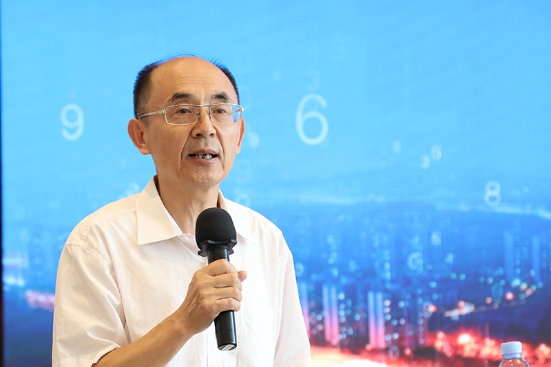 “老交通”智庫副主任、原交通運(yùn)輸部總工程師周偉主持沙龍.jpg