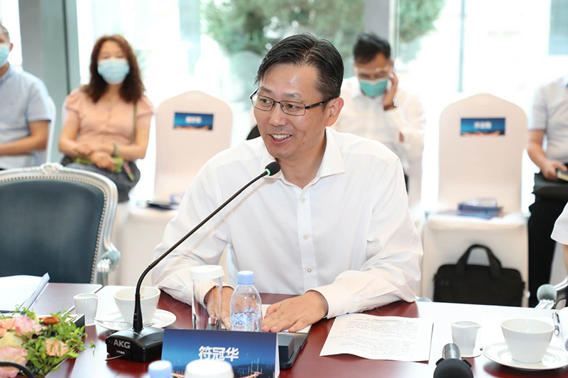 “老交通”智庫執(zhí)行副主任、蘇交科集團(tuán)董事長(zhǎng)符冠華主持沙龍.jpg